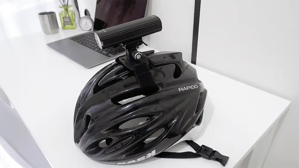 ヘルメット上に取り付けた時の見た目はやや高さを感じるかもしれない/ ©INNERTOP