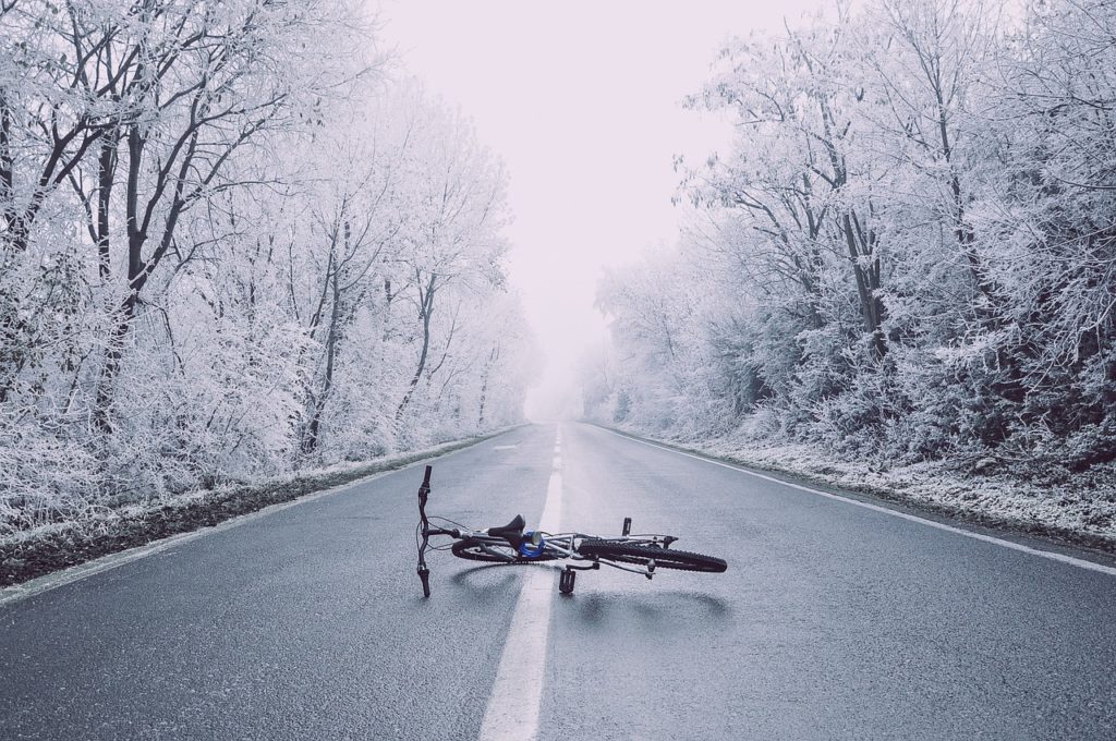 雪の降る冬の道に置かれた自転車